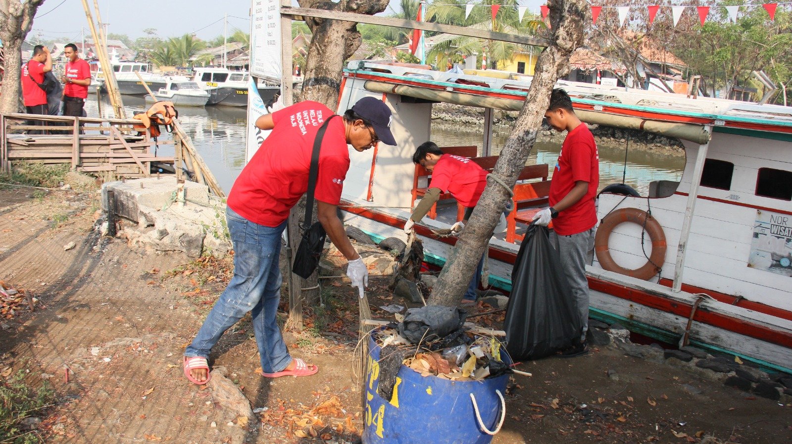 Bersih Sampah Disekitar PPN Karangantu (Foto: ISTIMEWA)