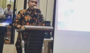 Bidang Research and Development TUK DPK Aspekindo Cilegon, Faal Adriansyah, S.IP saat menjelaskan Tata Tertib Uji Kompetensi dan Bimtek SKK Bidang Konstruksi (Foto: TUK DPK Aspekindo Kota Cilegon)